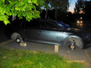 Zloději kradli kola z osobního auta. Strážníkům se je podařilo chytit