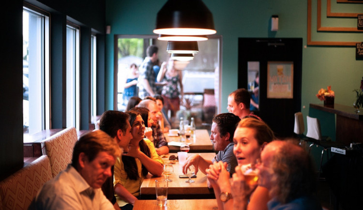 size4-16221886654155-2-od-pondeli-se-otevrou-restaurace-kluby-i-bazeny