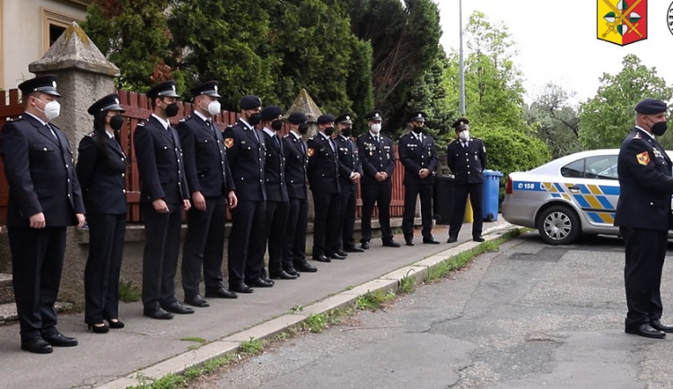 Pražští policisté byli oceněni za zásah při dubnovém požáru