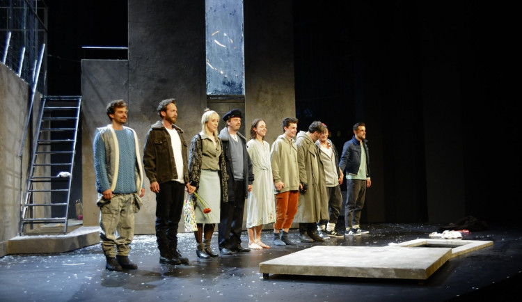 Švandovo divadlo uvedlo první premiéru v Praze. Excelentní upírce Barešové sekundoval fenomenální Hes