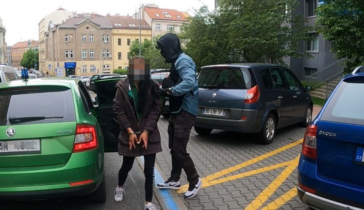 Žena okradla seniora, který zůstal ležet v bezvědomí. Hrozí jí až dva roky vězení