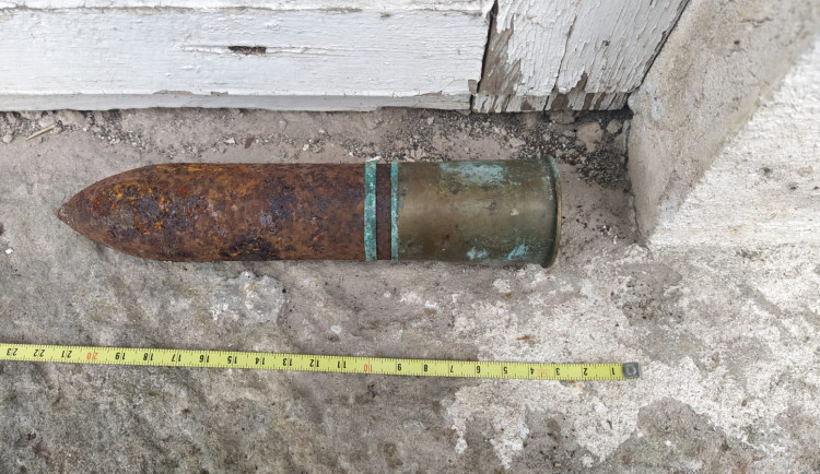 Muž z Trutnovska našel při vyklízení sklepa munici, na místě zasahoval pyrotechnik