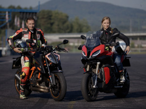 Motocyklisté trénují bezpečnou jízdu na polygonech v České republice