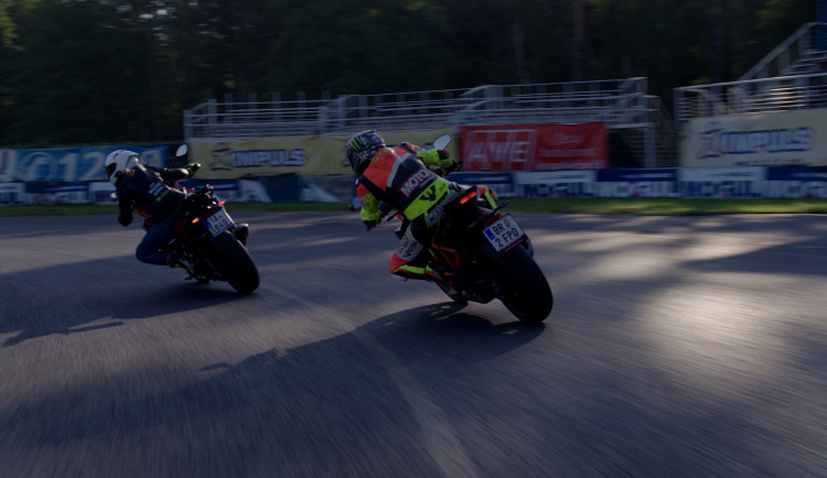 Motocyklisté trénují bezpečnou jízdu na polygonech v České republice