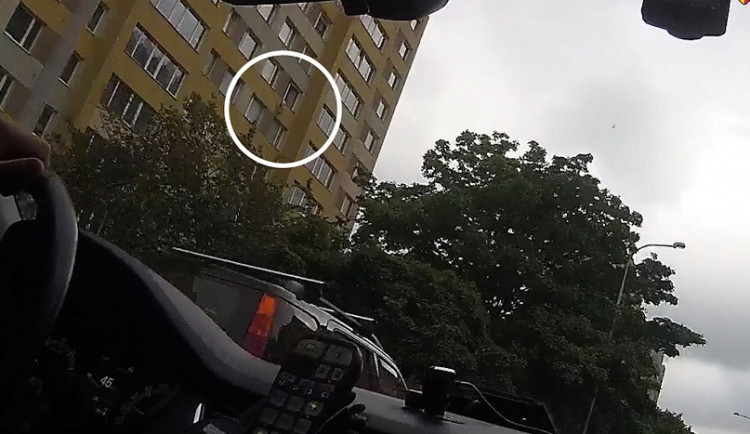 Ze sedmého patra visela za nohu z okna žena. Zachránili ji policisté