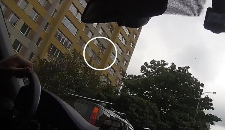 Žena visela za nohu z okna v sedmém patře. Zachránili ji policisté