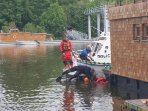 Potápěči našli ve Vltavě mrtvého osmadvacetiletého muže. Byl pod hausbótem