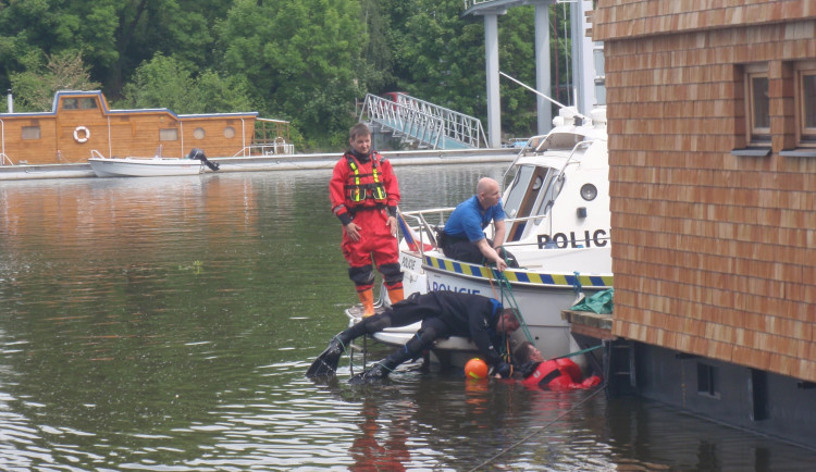 Potápěči našli ve Vltavě utopeného muže. Byl pod hausbótem