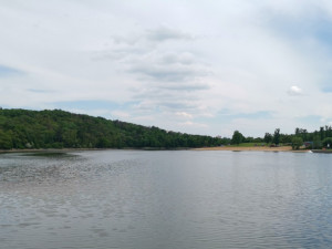 Kam o víkendu? Hostivařská přehrada láká na nudapláž, rybaření i kulturu