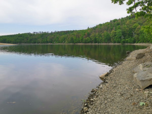 Kam o víkendu? Hostivařská přehrada láká na nudapláž, rybaření i kulturu