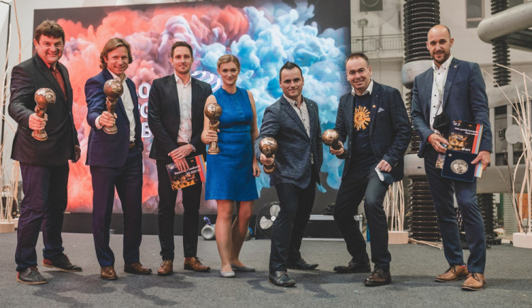 Vítězové loňského ročníku E.ON Energy Globe. Celkovým vítězem se stala obec Hostětín. Vlevo přebral cenu tehdejší starosta Jaroslav Boleček