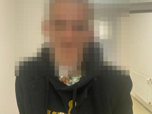 Útočník napadl v metru muže s dětmi, hrozí mu až tři roky ve vězení. Policie hledá svědky