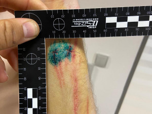 Útočník napadl v metru muže s dětmi, hrozí mu až tři roky ve vězení. Policie hledá svědky