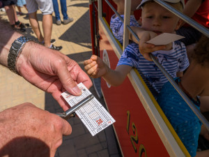 Po dvouleté pauze vyjela v sobotu v pražské zoo opět dětská tramvaj