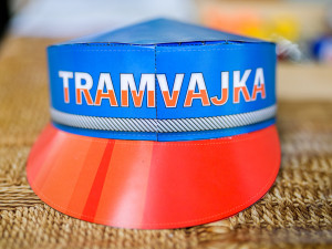 Zájemci si mohli složit papírovou tramvajáckou čepici.