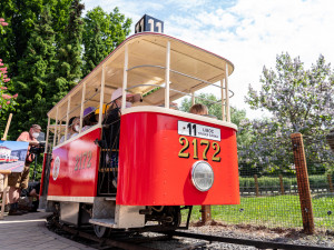 Po dvouleté pauze vyjela v sobotu v pražské zoo opravená dětská tramvaj