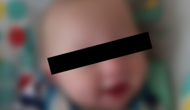 Kriminalisté řeší úmrtí kojence v Praze. Matka se s ním loučila na Facebooku