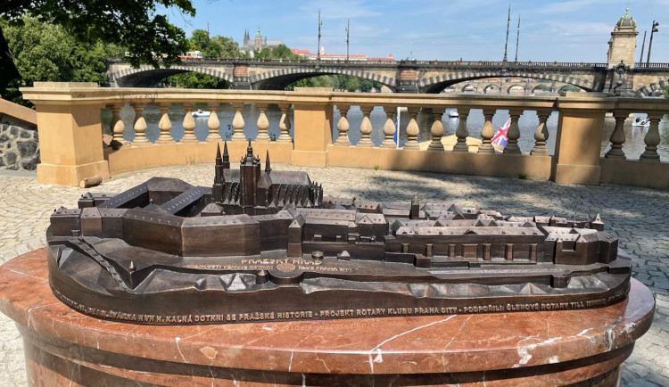 Na Slovanském ostrově je od včerejška hmatový model Pražského hradu