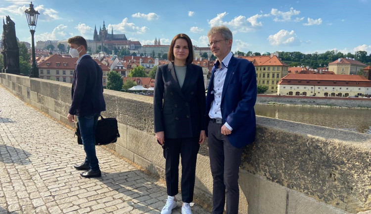 Představitelka běloruské opozice Cichanouská je v Praze. Do Běloruska se zatím vrátit nechce, hrozí jí vězení
