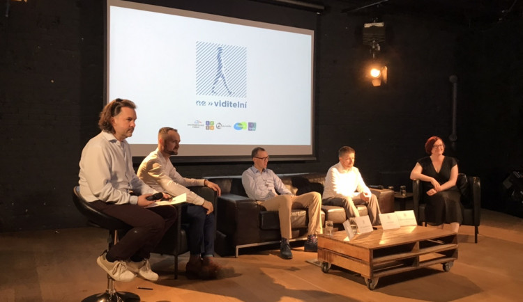 Chceme neviditelné zviditelnit, říkají partneři projektu pomáhající lidem ve finanční tísni