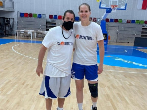 Americký herec Adam Sandler je v Praze. Navštívil trénink basketbalových reprezentantek