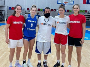 Americký herec Adam Sandler je v Praze. Navštívil trénink basketbalových reprezentantek