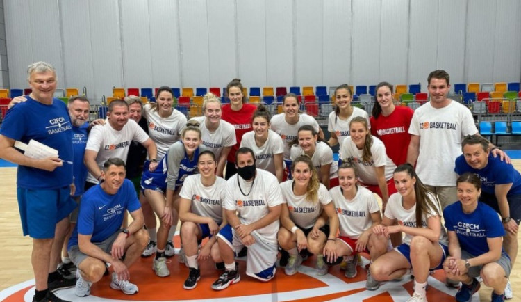 Americký herec Adam Sandler je v Praze. Navštívil trénink basketbalových reprezentantek