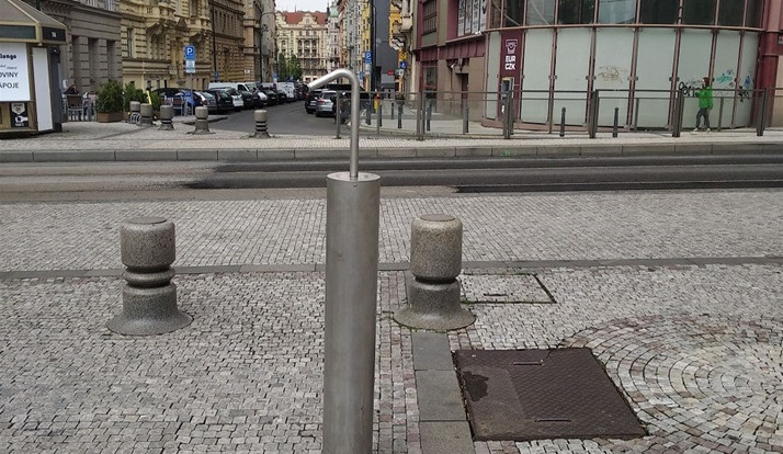 Čtyři nová vodní mlžítka jsou v Praze 2. Lidé je najdou na Ostrčilově nebo Palackého náměstí
