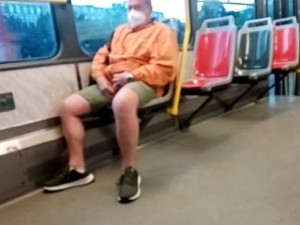 Muž v tramvaji onanoval před nezletilou dívkou. Ta si ho natočila na telefon