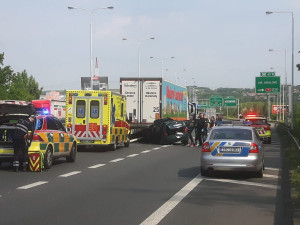 V Praze se stala smrtelná nehoda. Řidič auta zemřel po srážce s kamionem