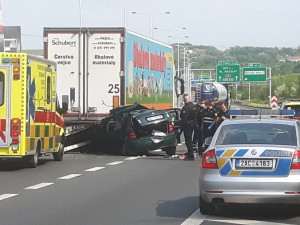 V Praze se stala smrtelná nehoda. Řidič auta zemřel po srážce s kamionem