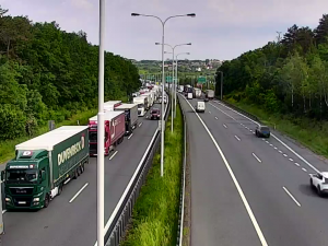 V Praze se stala smrtelná nehoda. Řidič auta zemřel po srážce s kamionem