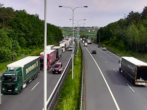 V Praze se stala smrtelná nehoda. Řidič auta zemřel po srážce s kamionem