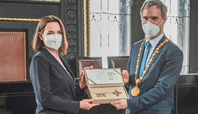Vůdkyně běloruské opozice Cichanouská přijala od Hřiba klíč od Prahy
