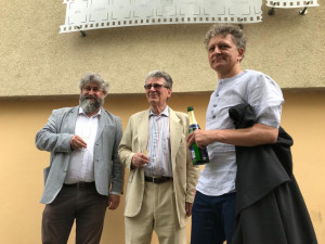 Tomáši Holému byla dnes v Praze odhalena pamětní deska. Byl jsem tu rád, stojí na ní