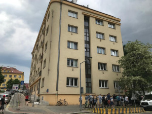 Tomáši Holému byla dnes v Praze odhalena pamětní deska. Byl jsem tu rád, stojí na ní