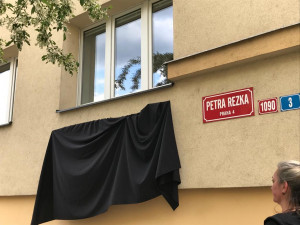 Tomáši Holému byla dnes v Praze odhalena pamětní deska. Byl jsem tu rád, stojí na ní