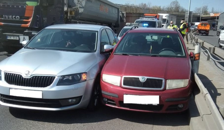 Policisté hledají svědky divoká jízdy Prahou, která skončila dopravní nehodou