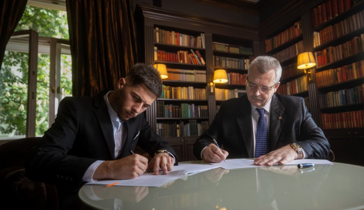 Podepsáno! Plavšić míří ze Sparty do Slavie