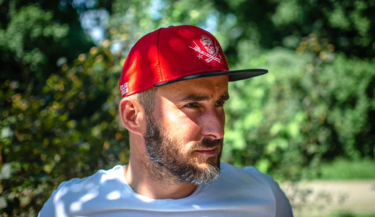 Od chlastu a průserů ke spokojenému životu. Přečtěte si příběh Letenského manžela