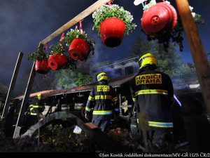 V Praze 10 v noci hořelo zahradní centrum