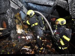 V Praze 10 v noci hořelo zahradní centrum
