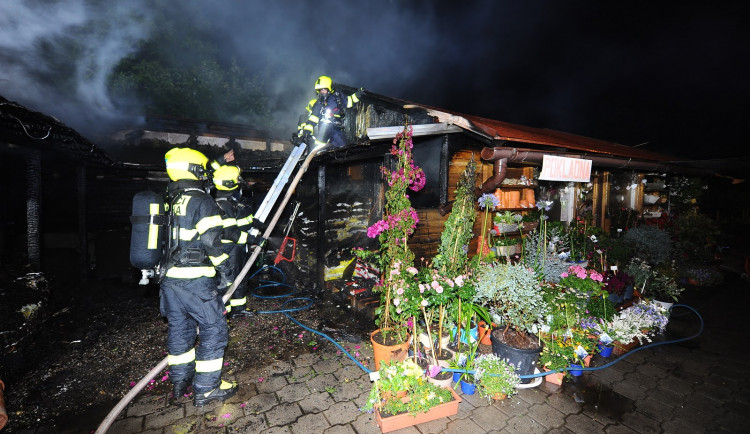 V Praze 10 v noci hořelo zahradní centrum