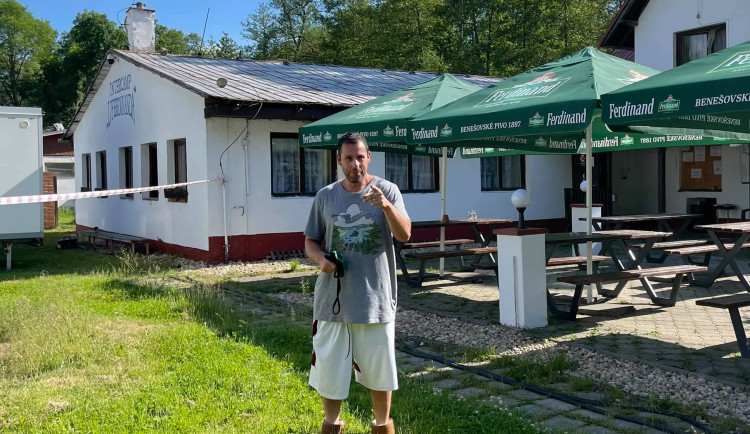 Adam Sandler při natáčení filmu Spaceman of Bohemia v Kempu U Ferdinanda