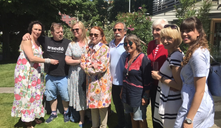 Hvězdné léto pod žižkovskou věží odstartuje 30. června premiéra hry s Ivou Janžurovou