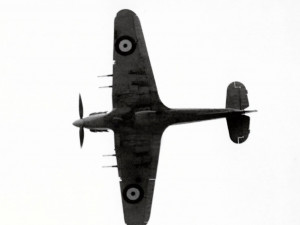 Historická stíhačka Hawker Hurricane, která pomohla zachránit Británii před Hitlerem, přiletěla do pražského muzea