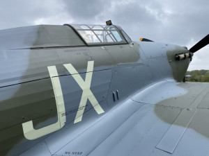 Historická stíhačka Hawker Hurricane, která pomohla zachránit Británii před Hitlerem, přiletěla do pražského muzea