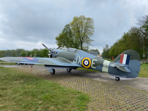 Historická stíhačka Hawker Hurricane, která pomohla zachránit Británii před Hitlerem, přiletěla do pražského muzea