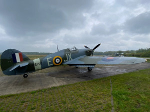 Historická stíhačka Hawker Hurricane, která pomohla zachránit Británii před Hitlerem, přiletěla do pražského muzea