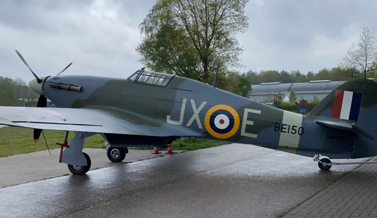 Historická stíhačka Hawker Hurricane, která pomohla zachránit Británii před Hitlerem, přiletěla do pražského muzea
